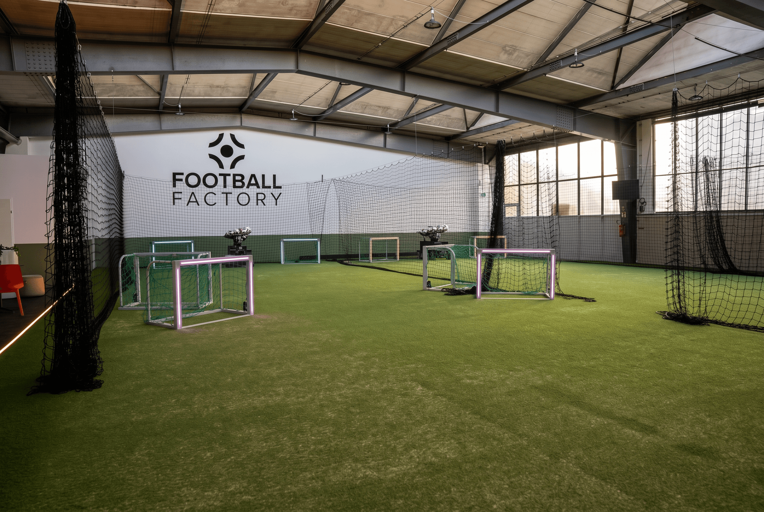 Indoor-Court der Football Factory mit Kunstrasen und Trainingstoren